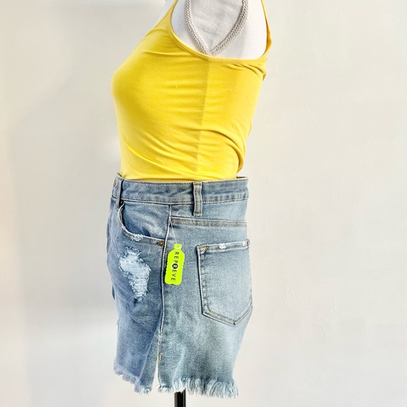 NWT Women’s Vanilla Star High Rise Frayed Repreve Denim Shorts - Picture 4 of 8